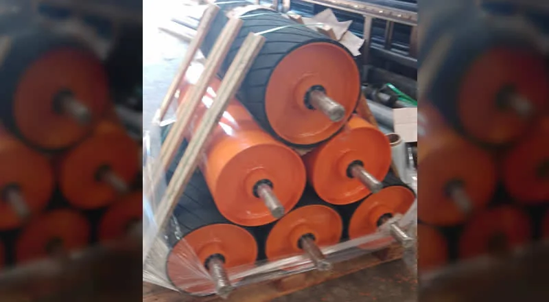 Tambor de carga motriz em transportador de correia industrial